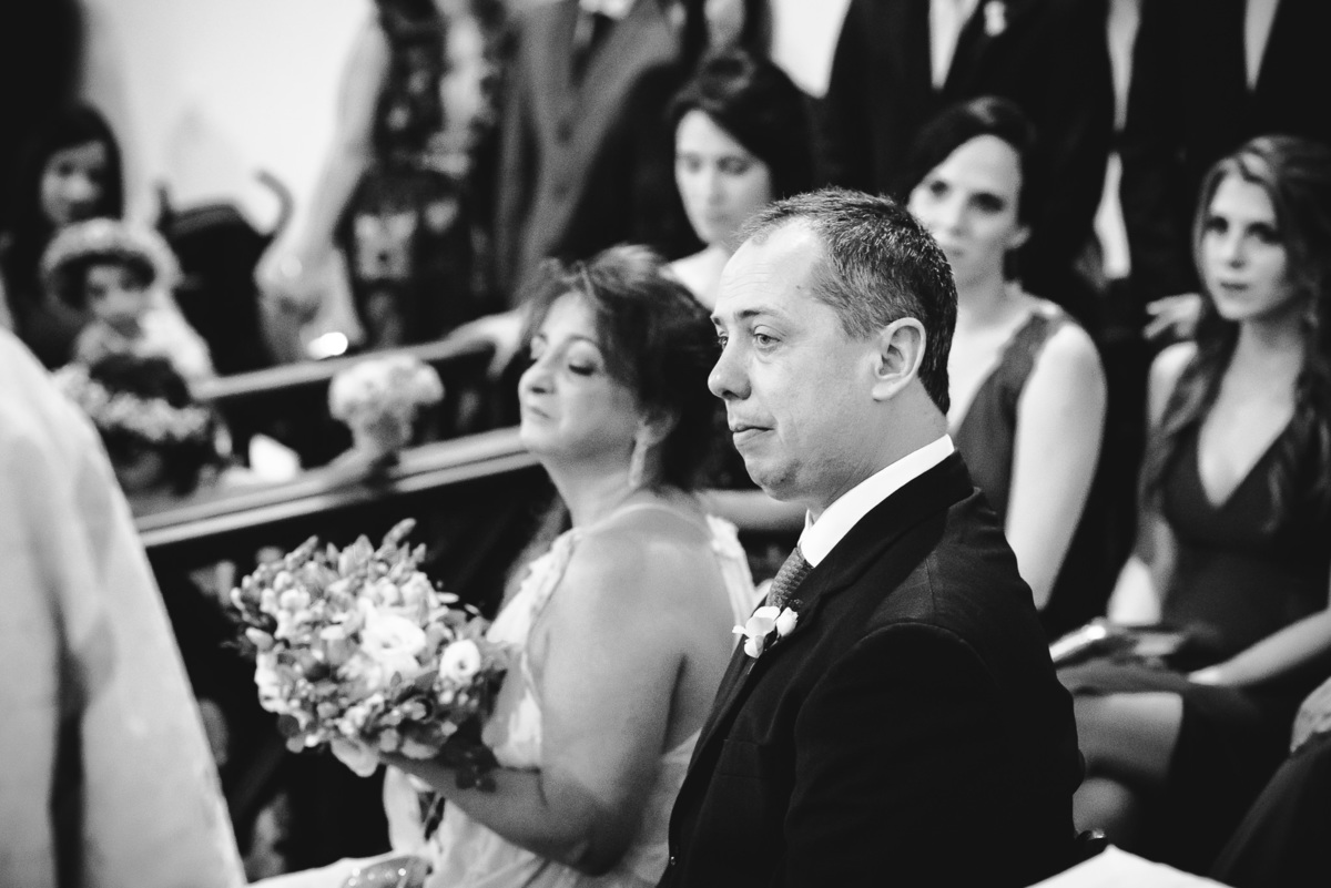 Os pais da noiva Luana emocionados com o casamento da filha na Capela Santa Ignez, Gávea, Rio de Janeiro-RJ