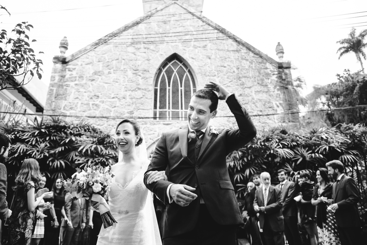 Noivo Julio tirando o arroz de sua cabeça jogado pelos padrinhos, madrinhas e convidados após a celebração do seu casamento com a noiva Luana na Capela Santa Ignez, Gávea, Rio de Janeiro-RJ