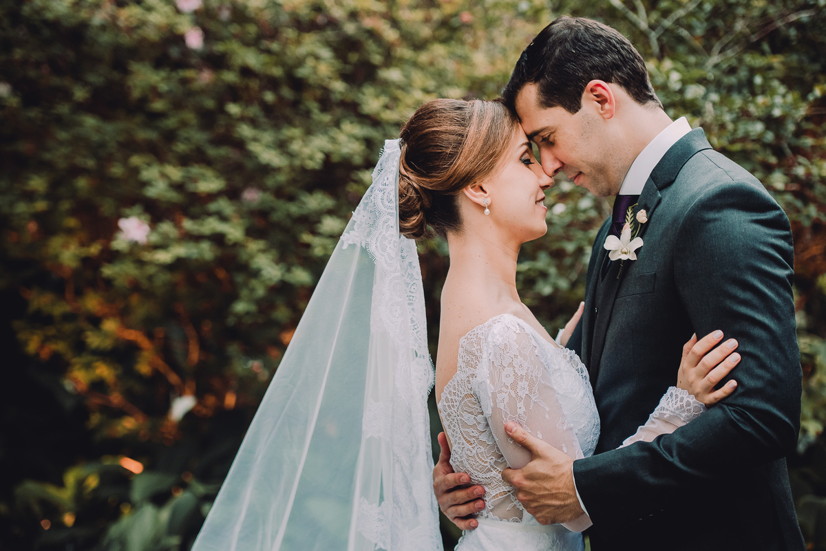 Momento romântico entre os noivos Luana e Julio no ensaio após a celebração do casamento e antes da entrada na festa, Capela Santa Ignez, Gávea, Rio de Janeiro-RJ.