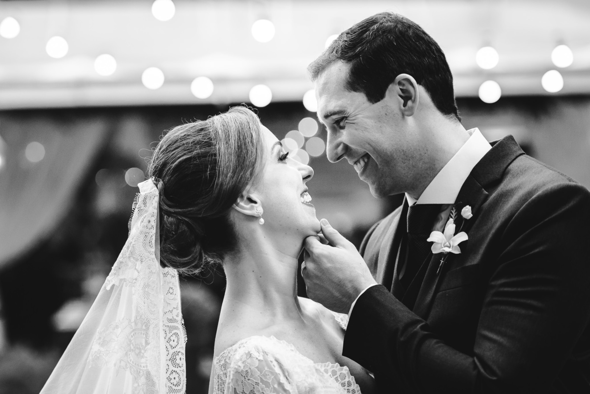 Foto preta e branca do casal Luana e Julia em um momento descontraído do breve ensaio após a celebração do casamento e antes da entrada na festa, Capela Santa Ignez, Gávea, Rio de Janeiro-RJ.