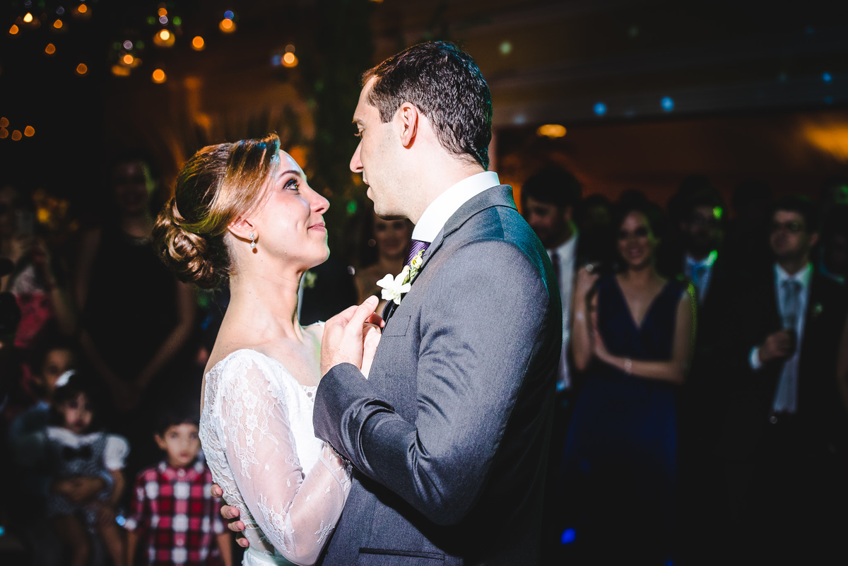 Lágrimas de emoção escorrendo pelo rosto da noiva Luana na primeira dança com seu marido Julio na festa do seu casamento no salão da Capela Santa Ignez, Gávea, Rio de Janeiro-RJ.