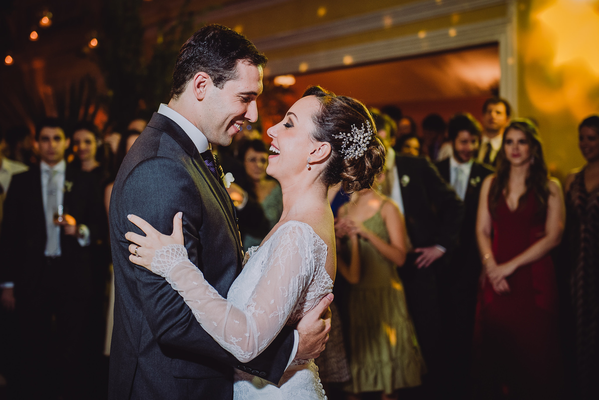 Sorrisos dos noivos Luana e Julio durante a primeira dança na festa do seu casamento no salão da Capela Santa Ignez, Gávea, Rio de Janeiro-RJ.
