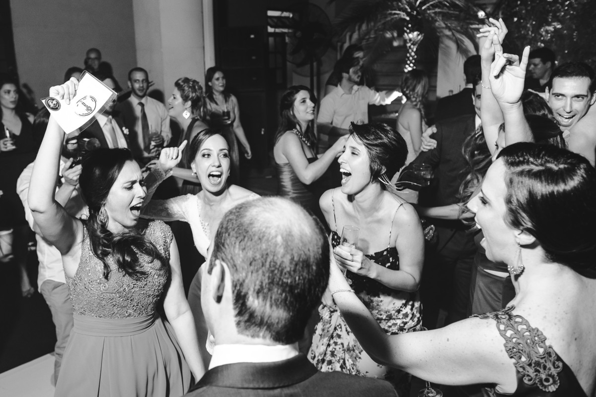 Noiva Luana e suas amigas curtindo a festa do seu casamento no salão da Capela Santa Ignez, Gávea, Rio de Janeiro-RJ.