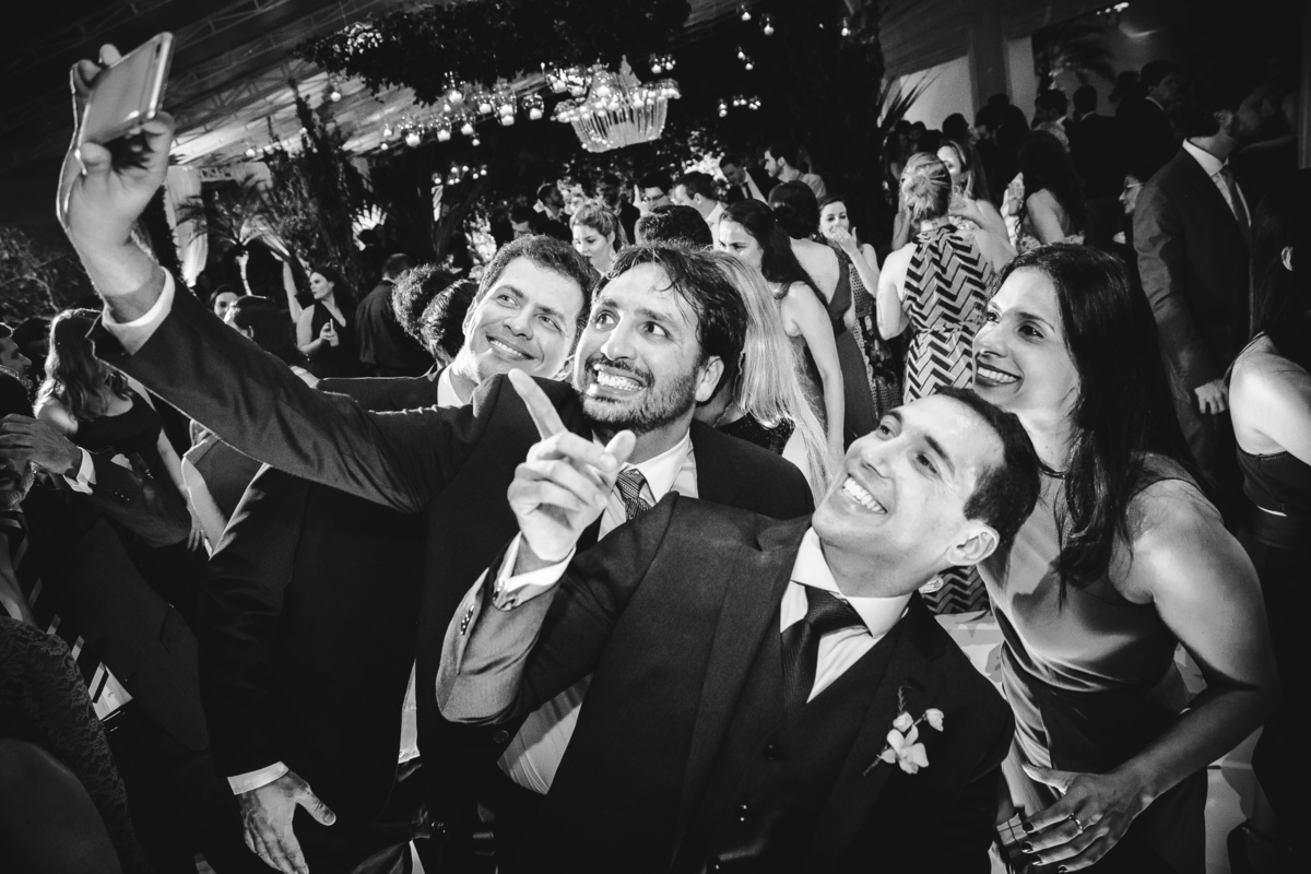 O noivo Julio e seus amigos fazendo selfie com o celular na festa do seu casamento no salão da Capela Santa Ignez, Gávea, Rio de Janeiro-RJ