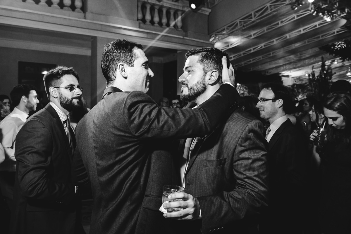 O noivo Julio cumprimentando seu grande amigo e padrinho na  festa do seu casamento no salão da Capela Santa Ignez, Gávea, Rio de Janeiro-RJ