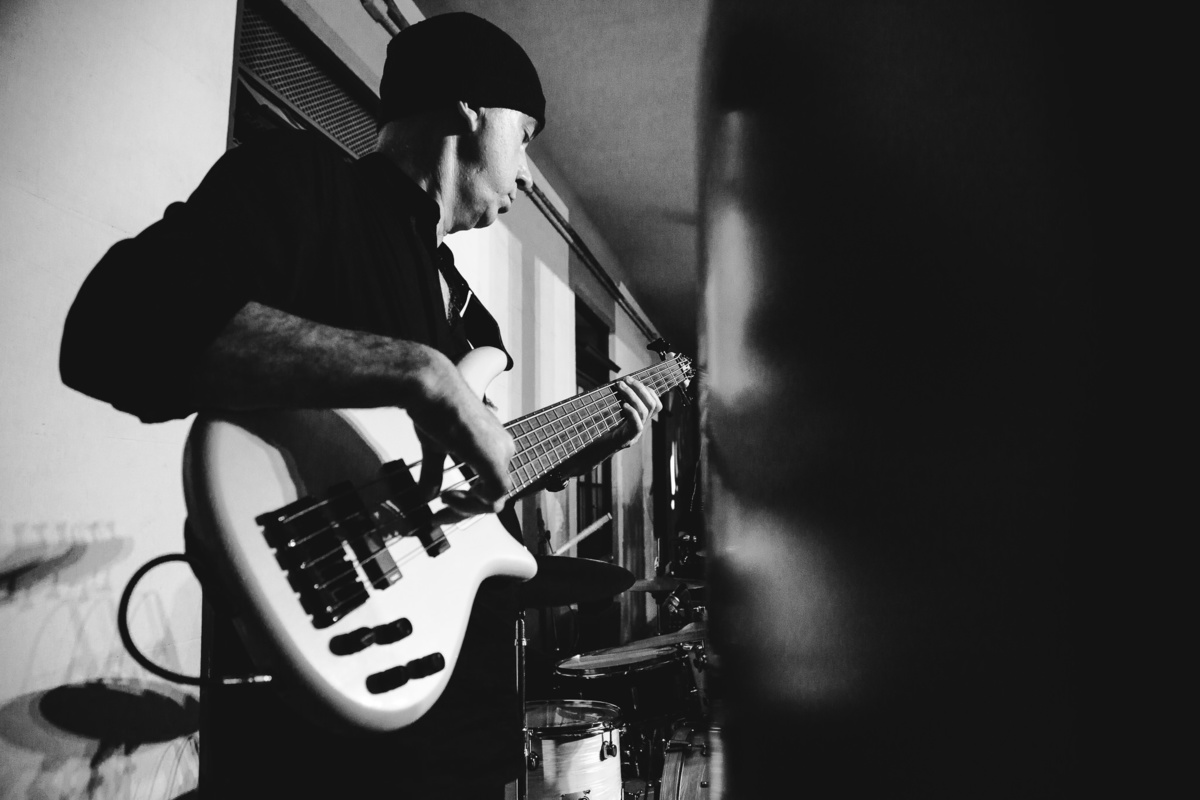 Músico da banda tocando sua guitarra na festa do casamento de Luana e Julio no salão da Capela Santa Ignez, Gávea, Rio de Janeiro-RJ