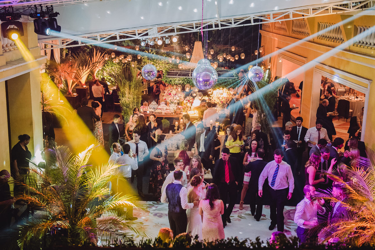 Festa do casamento de Luana e Julio vista do alto, mostrando a pista de dança e salão decorado da Capela Santa Ignez, Gávea, Rio de Janeiro-RJ.