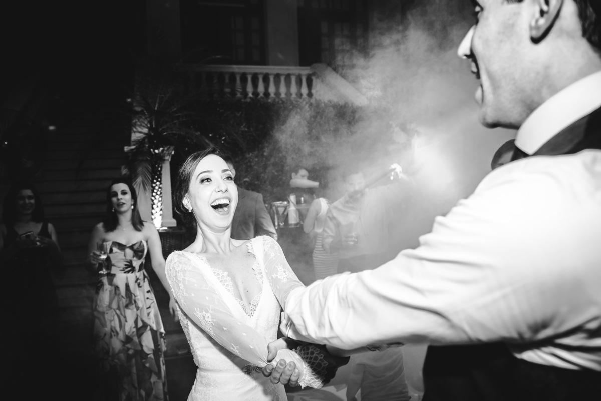 Noivos Luana e Julio curtindo muito na pista de dança do seu casamento no salão da Capela Santa Ignez, Gávea, Rio de Janeiro-R