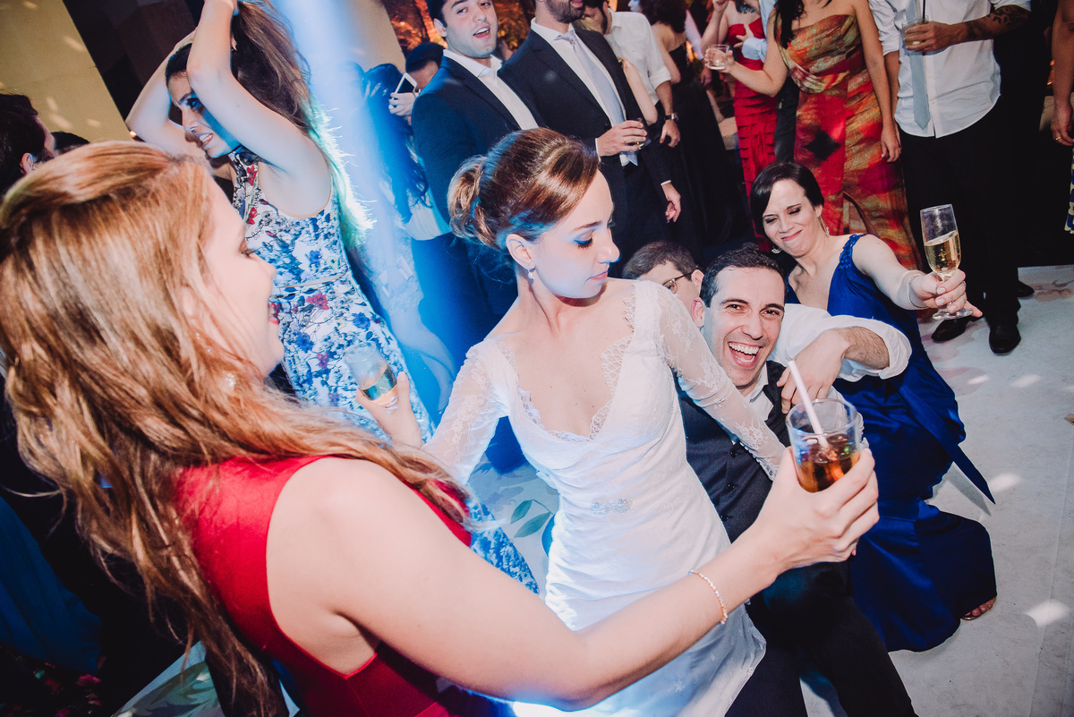 Convidados e noivos Luana e Julio curtindo adoidado a sua festa de casamento no salão da Capela Santa Ignez, Gávea, Rio de Janeiro-RJ.