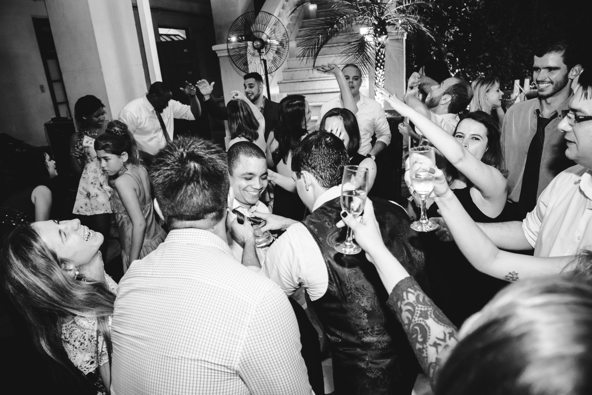 Muita bebida e diversão na pista de dança do casamento de Luana e Julio no salão da Capela Santa Ignez, Gávea, Rio de Janeiro-RJ.