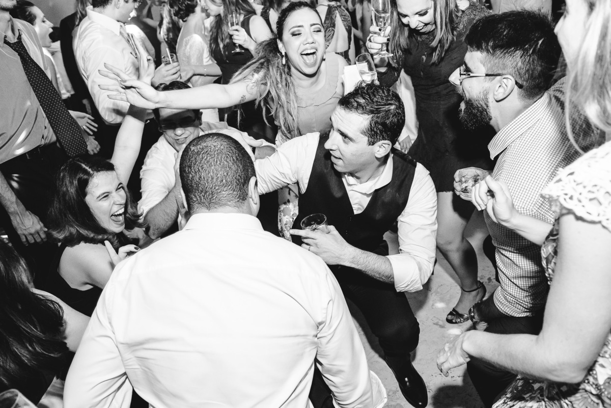 Galera bêbada e curtindo muito a  festa de casamento de Julio e Luana no  salão da Capela Santa Ignez, Gávea, Rio de Janeiro-RJ.