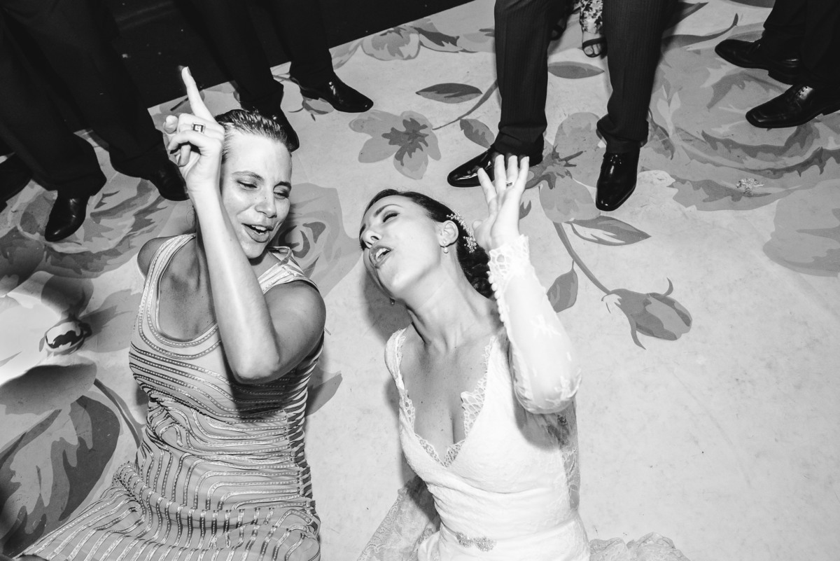 Noiva Luana e sua amiga dançando funk até o chão na pista de dança da festa de seu casamento no  salão da Capela Santa Ignez, Gávea, Rio de Janeiro-RJ.