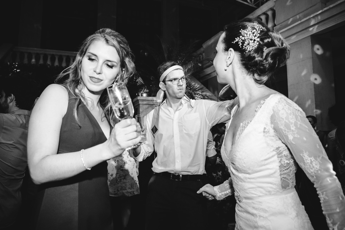 Padrinho com a faixa de Cazuza na testa enquanto curtia a pista de dança do casamento de Luana e Julio no  salão da Capela Santa Ignez, Gávea, Rio de Janeiro-RJ.