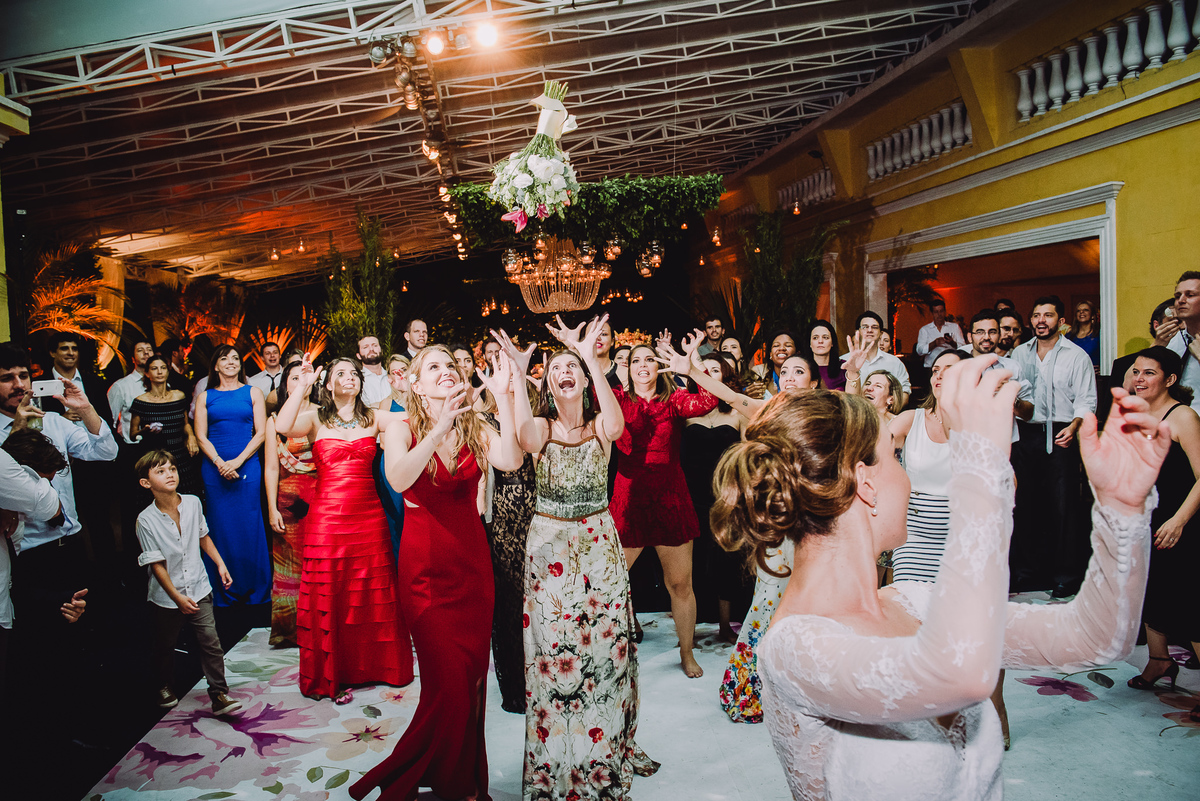 Noiva Luana jogando o buquê na  festa de seu casamento no  salão da Capela Santa Ignez, Gávea, Rio de Janeiro-RJ.