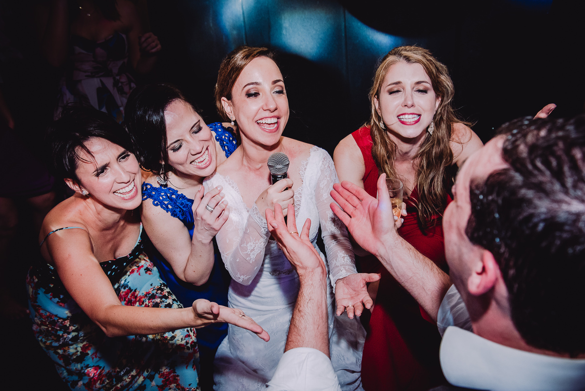 Noiva Luana e suas amigas cantando para o noivo Julio no seu casamento no salão da Capela Santa Ignez, Gávea, Rio de Janeiro-RJ.