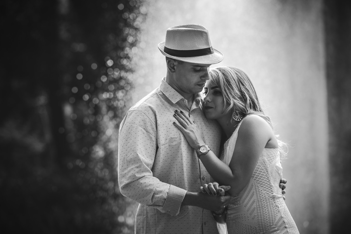 A noiva Naira encostando seu rosto no peito do seu noivo Brayan num momento do ensaio pre wedding no Parque Lage, Rio de Janeiro-RJ