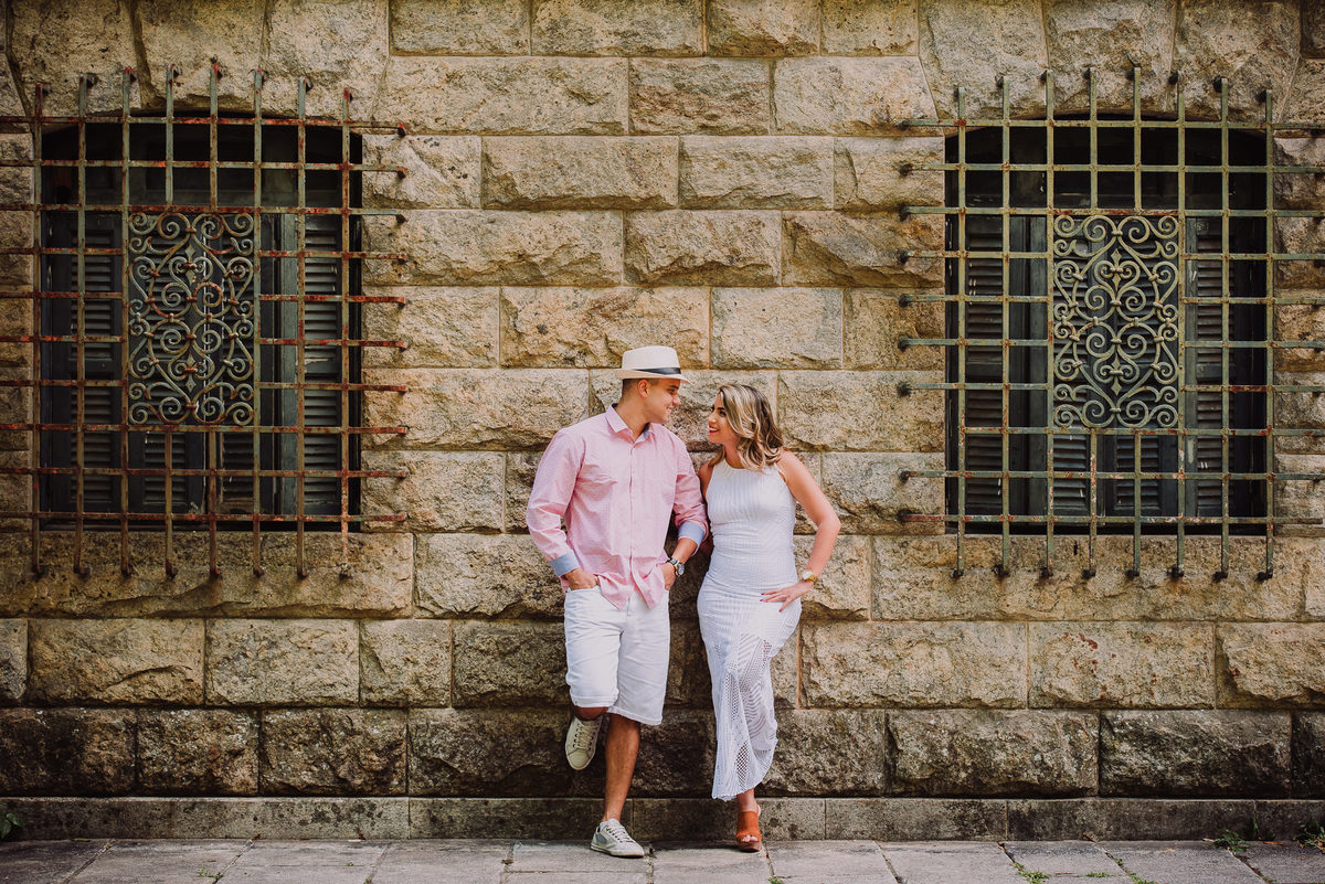 O casal Naira e Brayan se entreolhando no ensaio pre wedding no Parque Lage, Rio de Janeiro-RJ