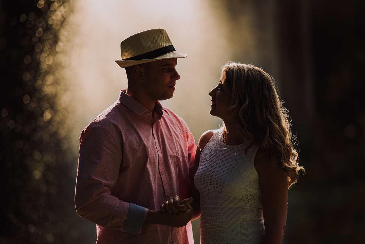 Olhares apaixonados  do casal  Naira e Brayan no ensaio pre wedding no Parque Lage, Rio de Janeiro-RJ