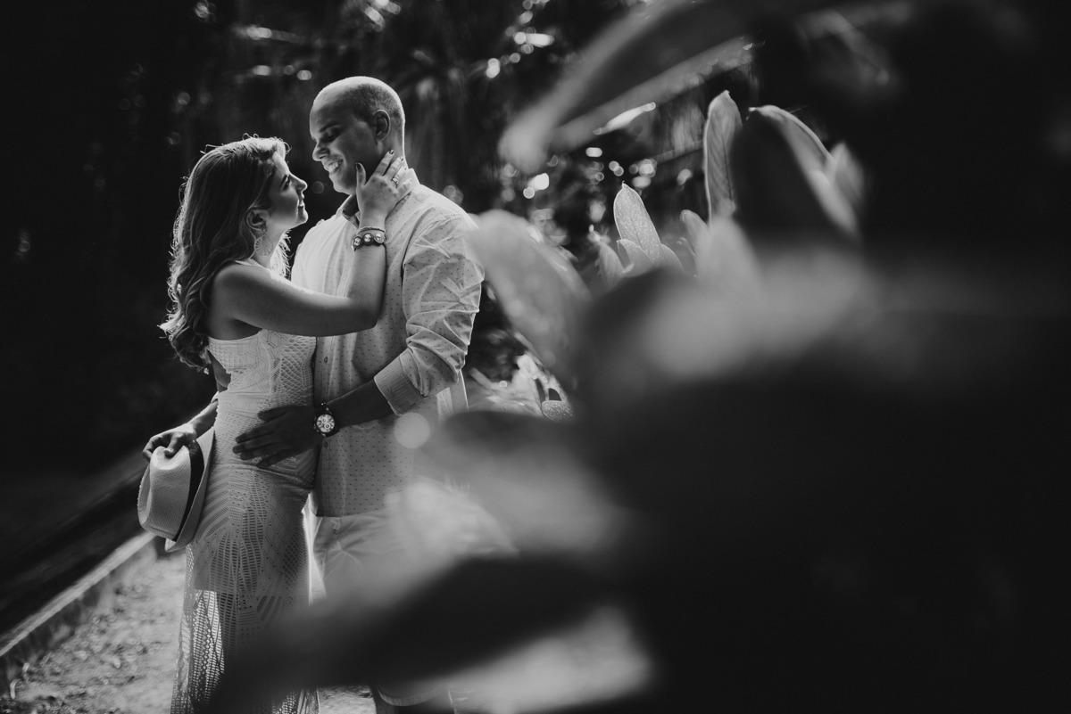 Foto preta e branca do casal Naira e Bryan no ensaio pré-casamento no Parque Lage, Rio de Janeiro-RJ