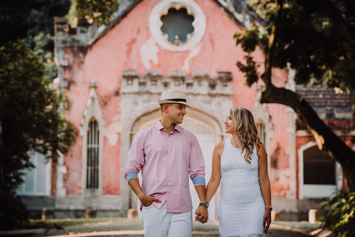 O casal Naira e Brayan se entreolhando no ensaio pré-casamento no Parque Lage, Rio de Janeiro-RJ