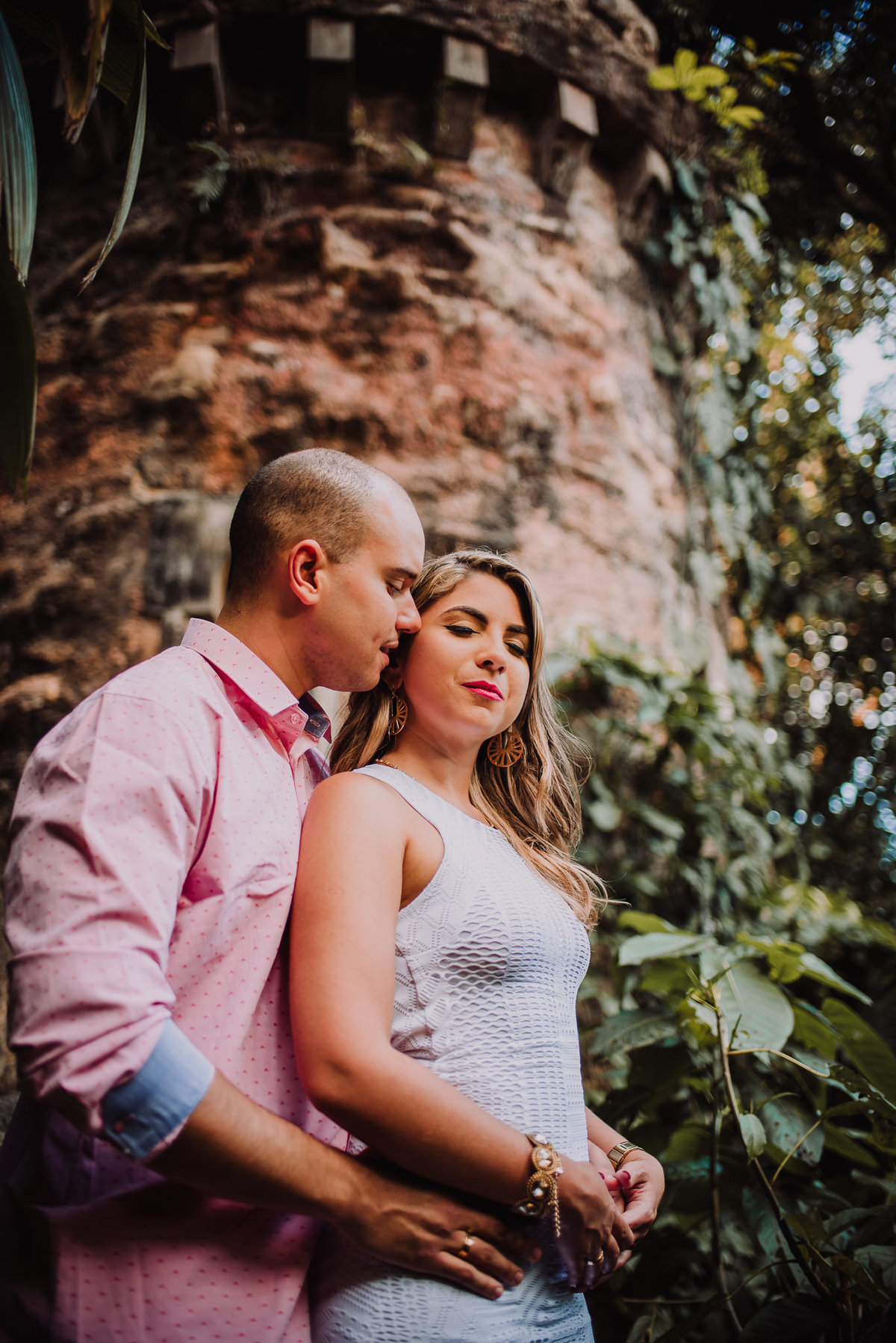 O noivo Brayan contando um segredo para sua noiva Naira no ensaio pre wedding no Parque Lage, Rio de Janeiro-RJ