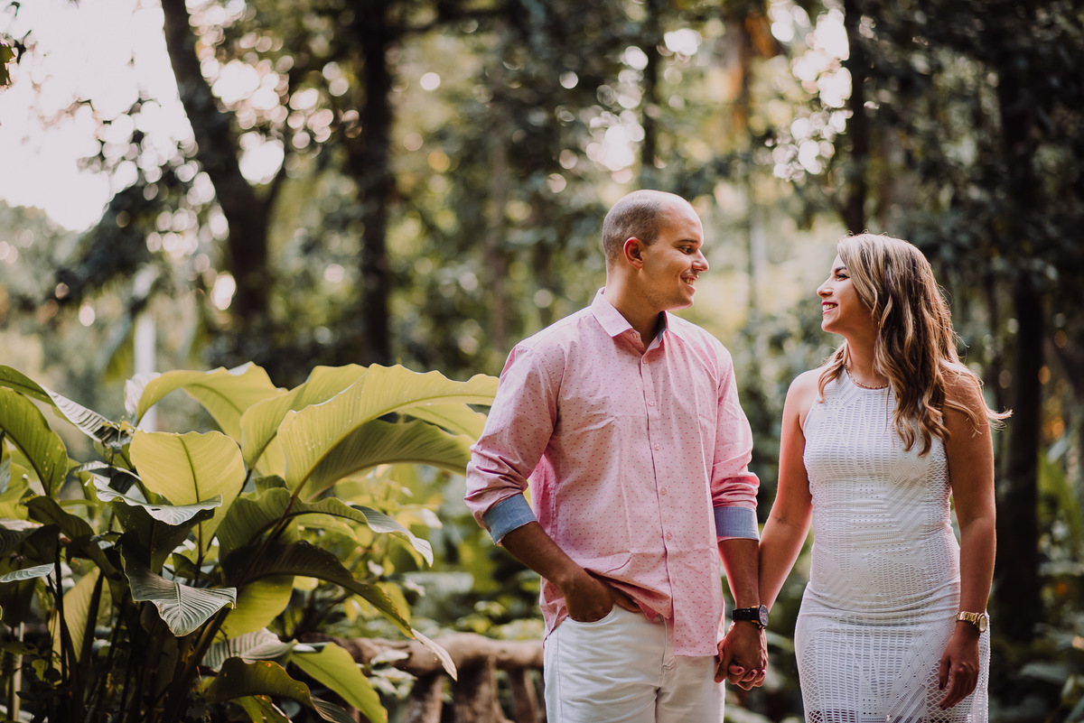 Momento descontraído do casal Naira e Brayan no ensaio pre wedding no Parque Lage, Rio de Janeiro-RJ