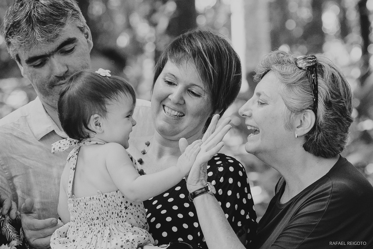 Vovó brincando com a netinha Catarina no ensaio família no Parque Lage, Rio de Janeiro-RJ
