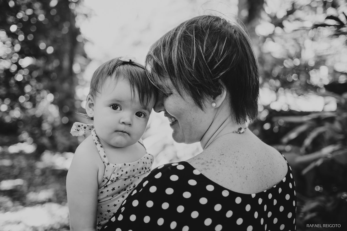Muito amor envolvido na foto da mamãe Ana Gabriela com a filha Catarina no ensaio família no Parque Lage, Rio de Janeiro-RJ