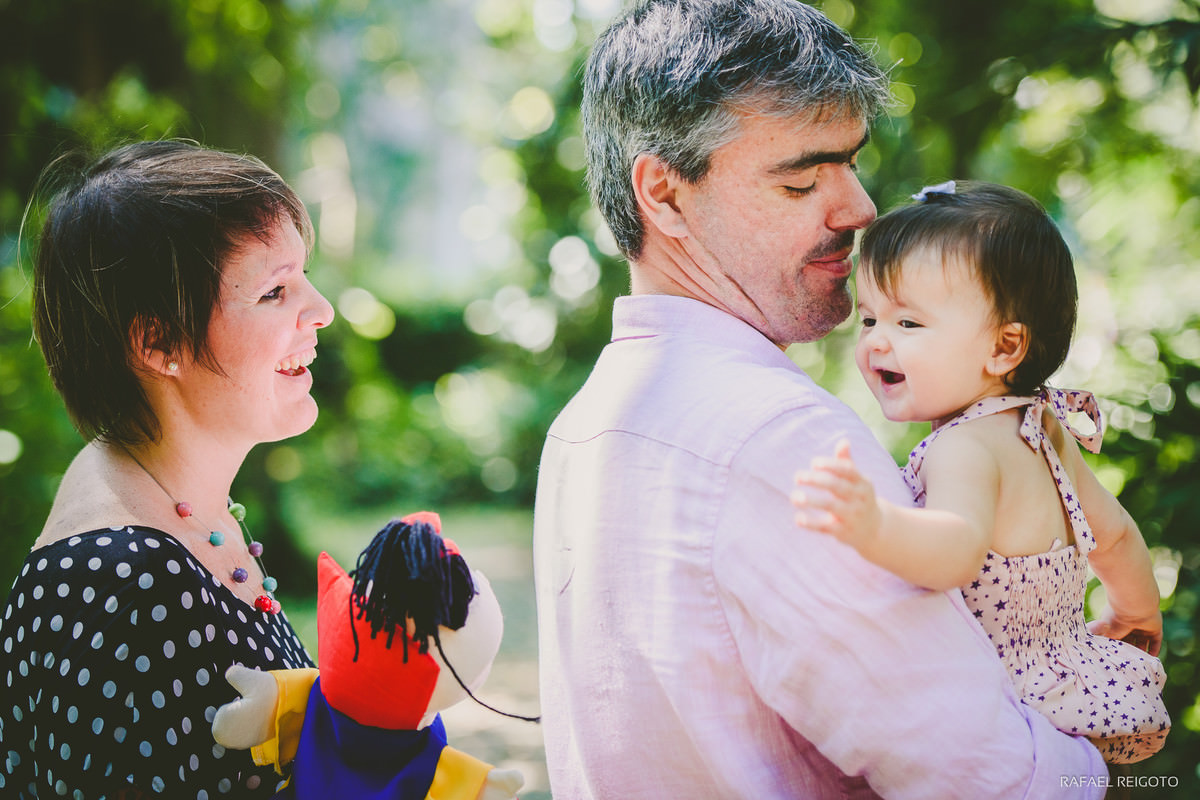 Bebê Catarina sorrindo no colo do papai no ensaio família no Parque Lage, Rio de Janeiro-RJ