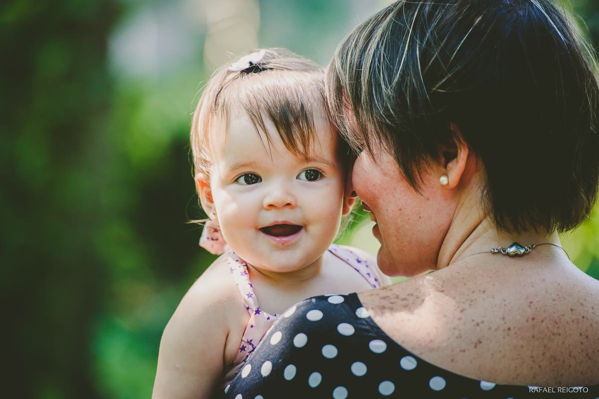 Muito amor envolvido na foto da mamãe Ana Gabriela com a filha Catarina no ensaio família no Parque Lage, Rio de Janeiro-RJ