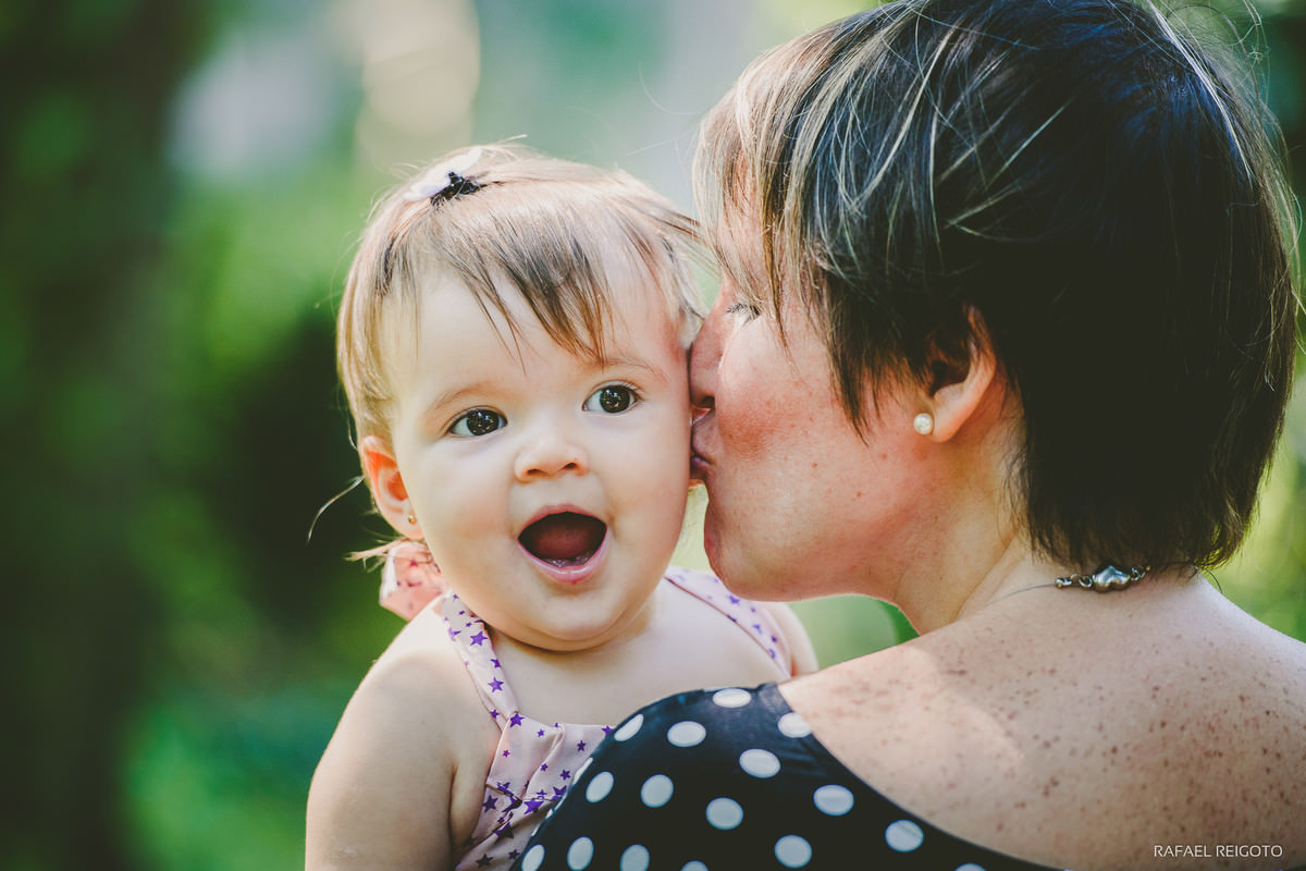 Mamãe Ana Gabriela beijando a filha Catarina no ensaio família no Parque Lage, Rio de Janeiro-RJ