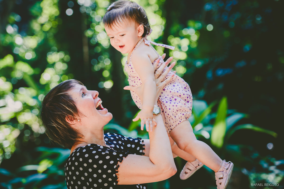 Mamãe Gabriela brincando com a bebê Catarina no ensaio família no Parque Lage, Rio de Janeiro-RJ