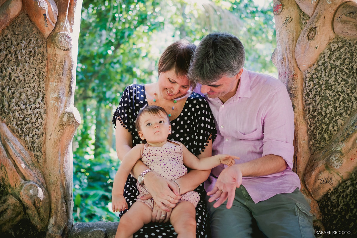 A bebê Catarina com o papai e a mamãe no ensaio família no Parque Lage, Rio de Janeiro-RJ