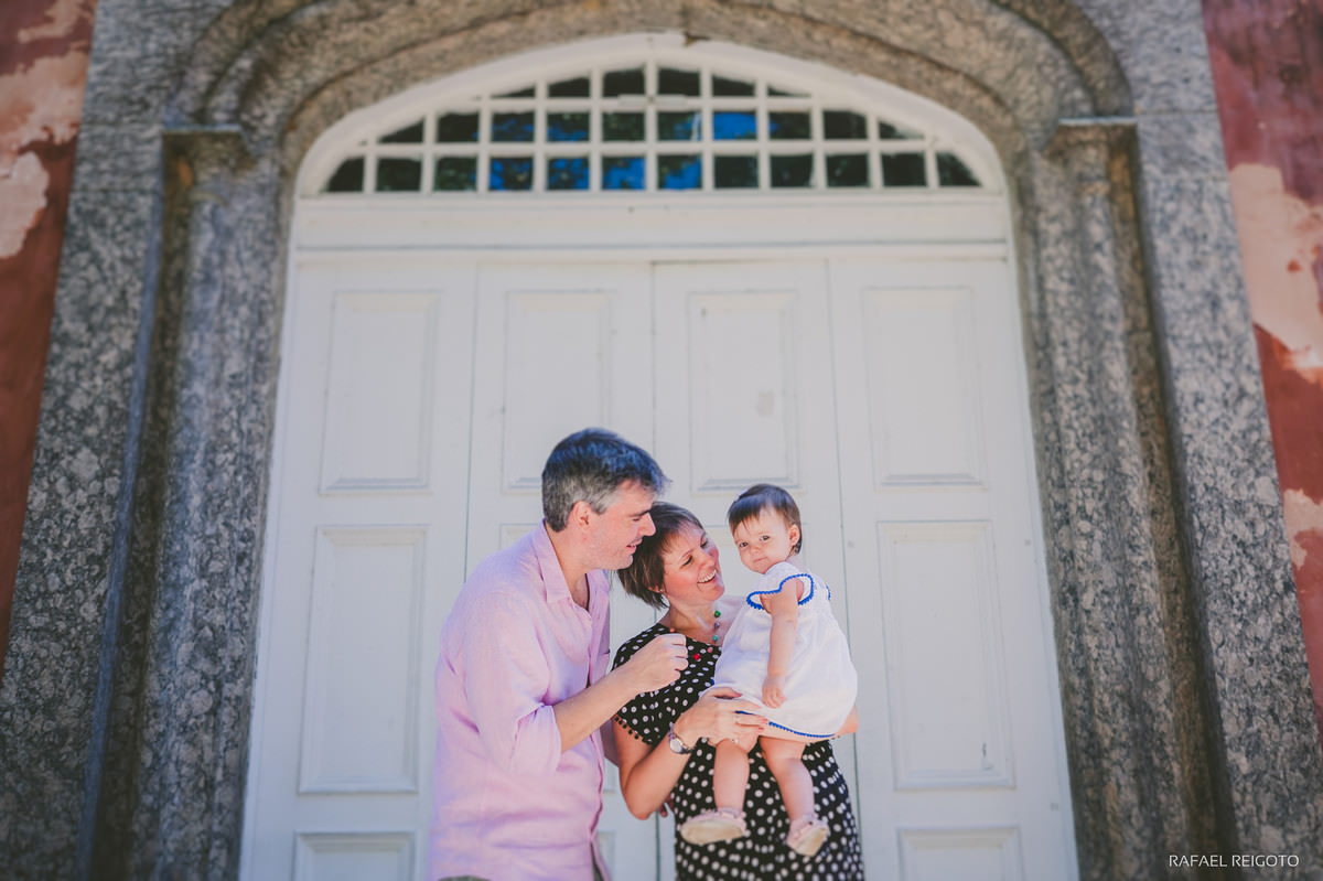 Mamãe Ana Gabriela e papai Roberto com a pequena Catarina no ensaio família no Parque Lage, Rio de Janeiro-RJ.