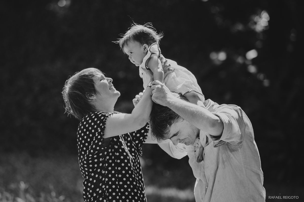 Mamãe Ana Gabriela e papai Roberto com a pequena Catarina no ensaio família no Parque Lage, Rio de Janeiro-RJ.