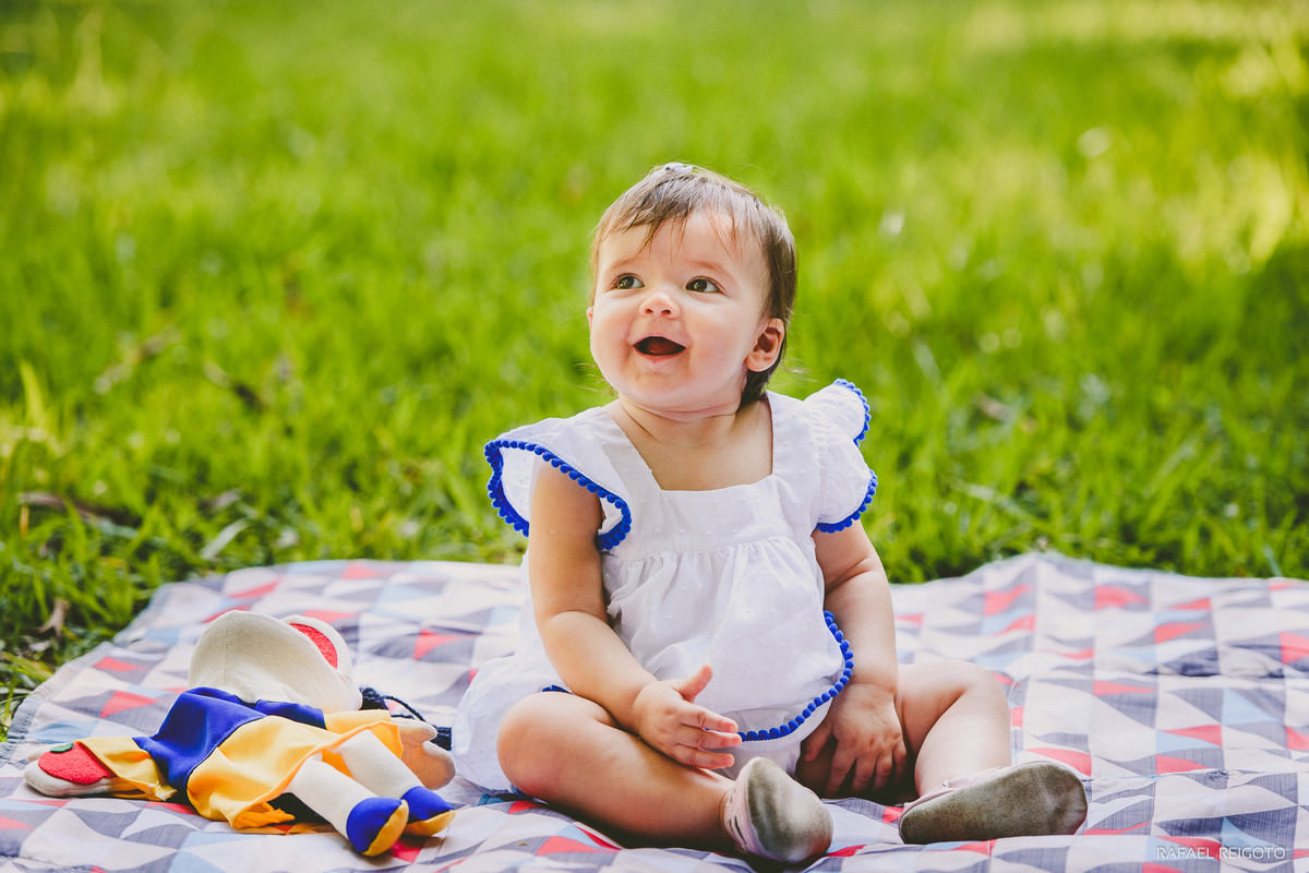 Foto espontânea da bebê Catarina no ensaio infantil no Parque Lage, Rio de Janeiro-RJ