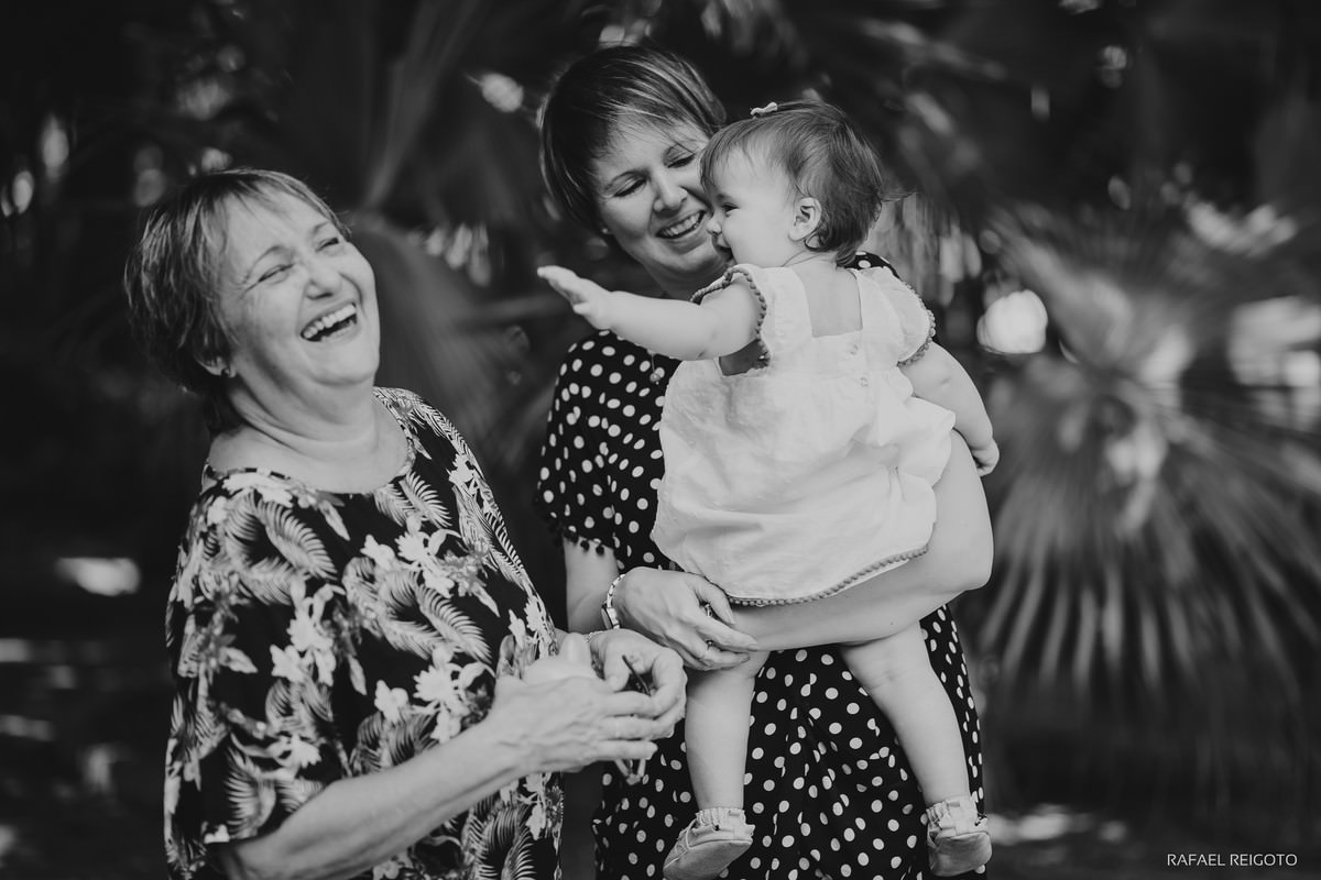 Vovó e mamãe brincando com a bebê Catarina no ensaio família no Parque Lage, Rio de Janeiro-RJ