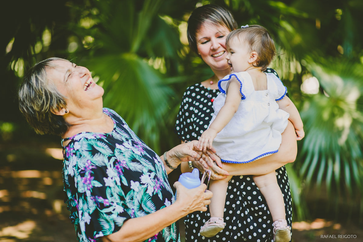 Gargalhadas da vovó Sheila com sua netinha Catarina no ensaio família no Parque Lage, Rio de Janeiro-RJ
