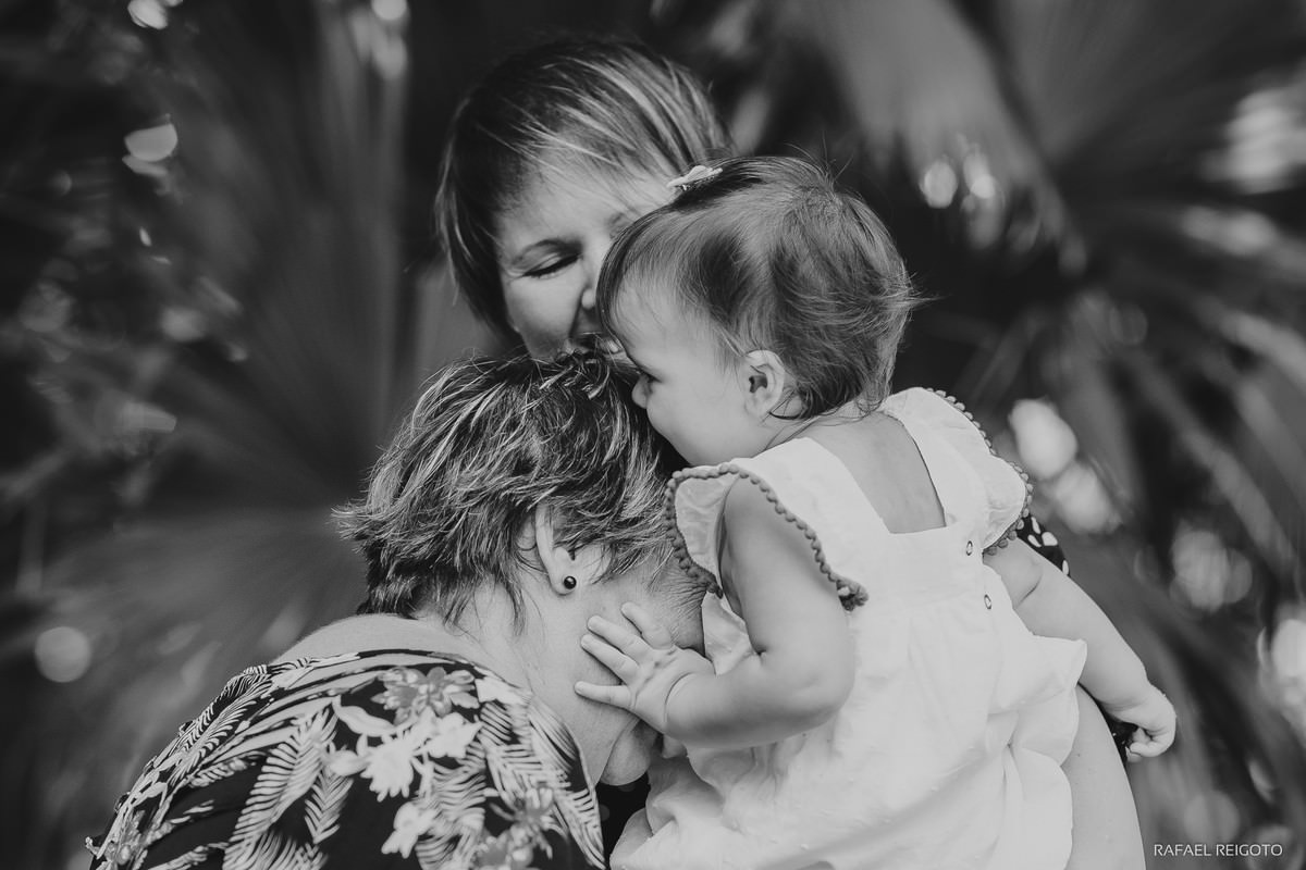 Bebê Catarina beijando a vovó no ensaio família no Parque Lage, Rio de Janeiro-RJ