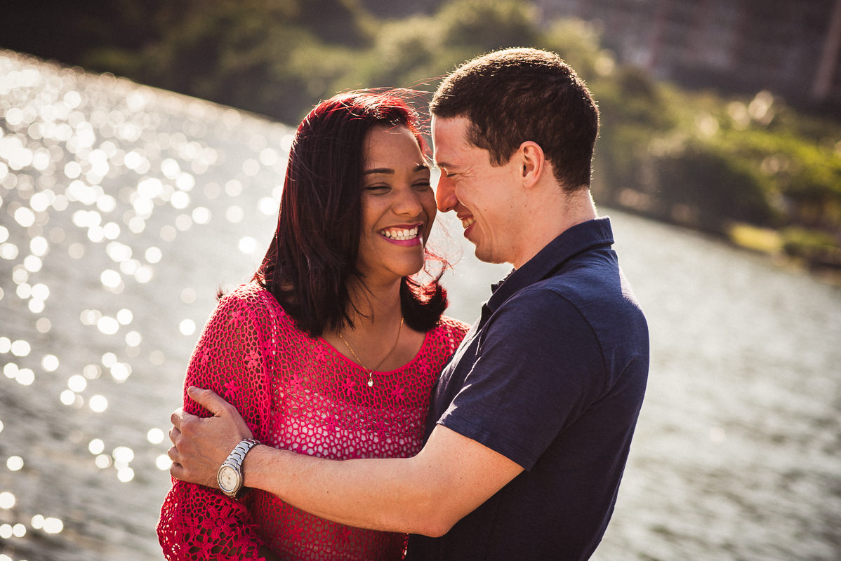 Casal de noivos Priscila e Vitor sorrindo em ensaio na Lagoa Rodrigo de Freitas, Rio de Janeiro.