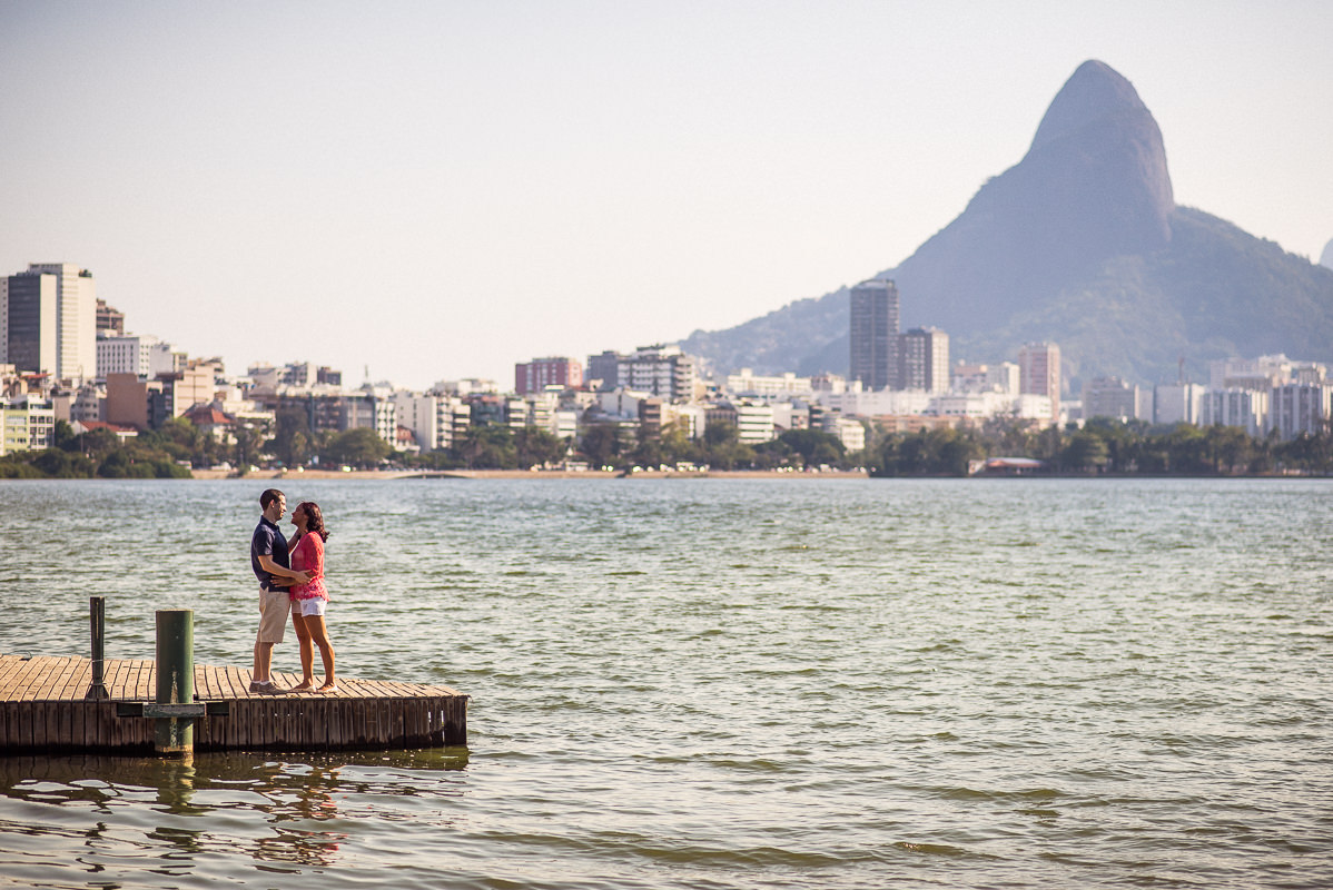 Casal de noivos Priscila e Vitor, em momento romântico na Lagoa Rodrigo de Freitas, Rio de Janeiro - RJ.
