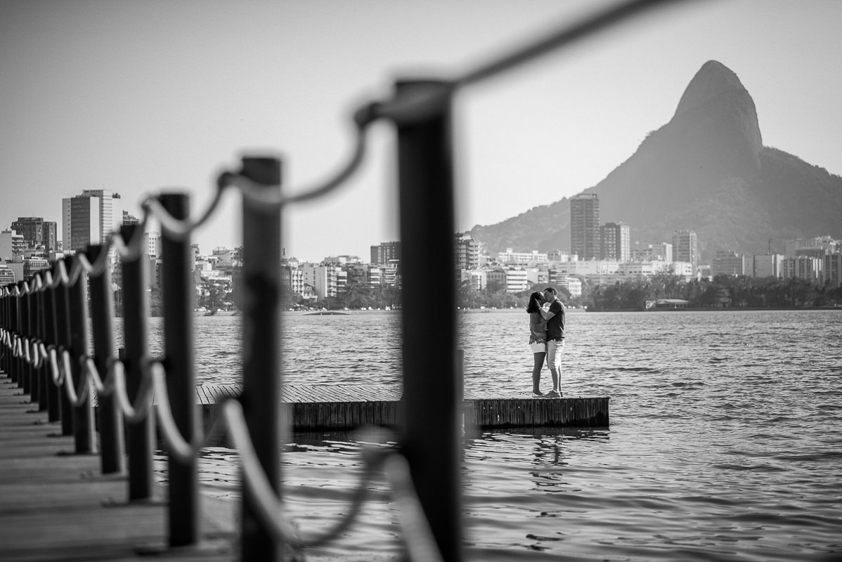 Casal de noivos Priscila e Vitor, em momento romântico na Lagoa Rodrigo de Freitas, Rio de Janeiro - RJ.