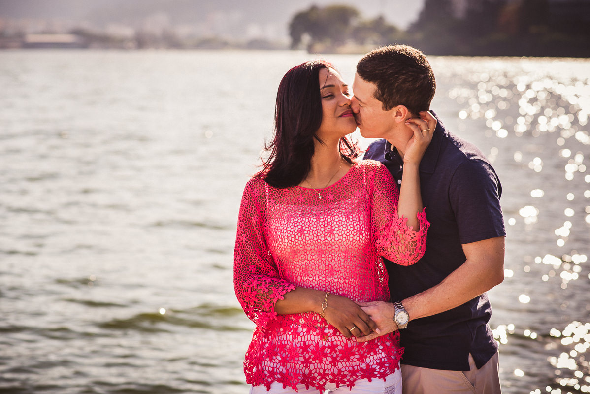 Casal de noivos Priscila e Vitor, em momento romântico na Lagoa Rodrigo de Freitas, Rio de Janeiro - RJ.