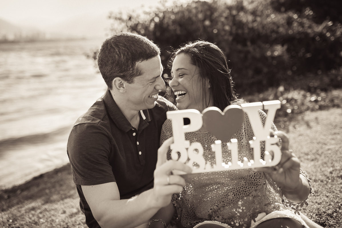 Casal de noivos Priscila e Vitor, em momento romântico na Lagoa Rodrigo de Freitas, Rio de Janeiro - RJ.
