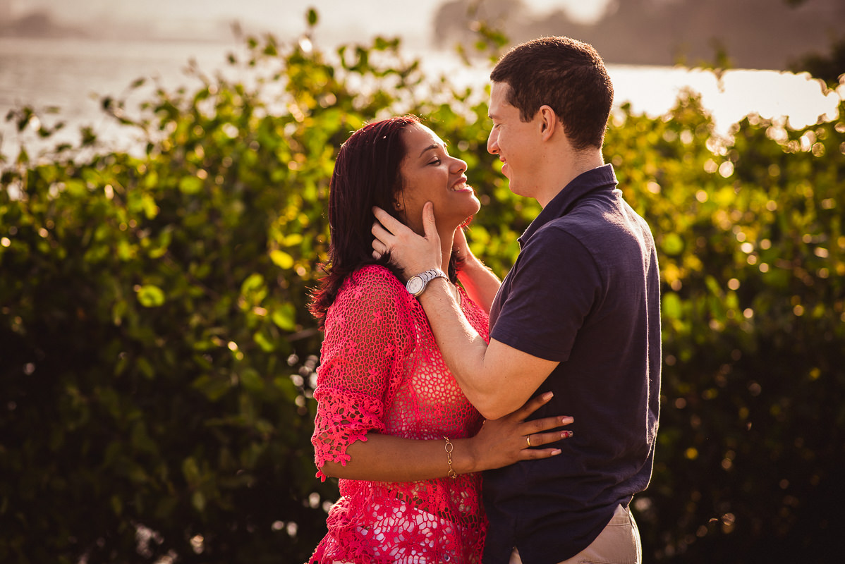 Casal de noivos Priscila e Vitor, em momento romântico na Lagoa Rodrigo de Freitas, Rio de Janeiro - RJ.