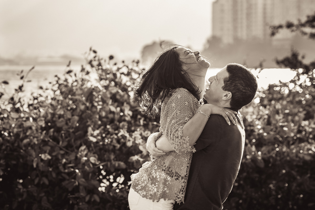 Casal de noivos Priscila e Vitor, em momento romântico na Lagoa Rodrigo de Freitas, Rio de Janeiro - RJ.
