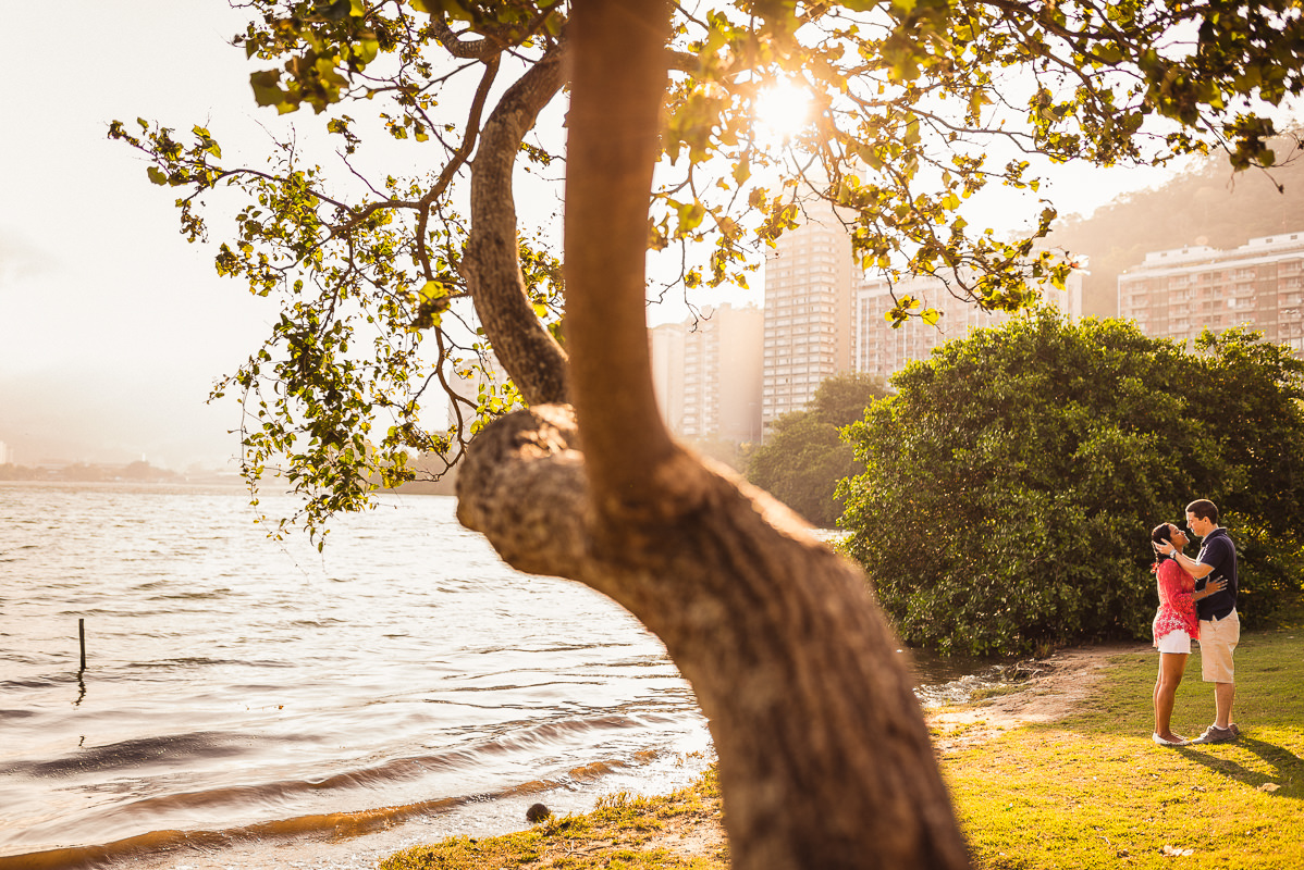 Casal de noivos Priscila e Vitor, em momento romântico na Lagoa Rodrigo de Freitas, Rio de Janeiro - RJ.