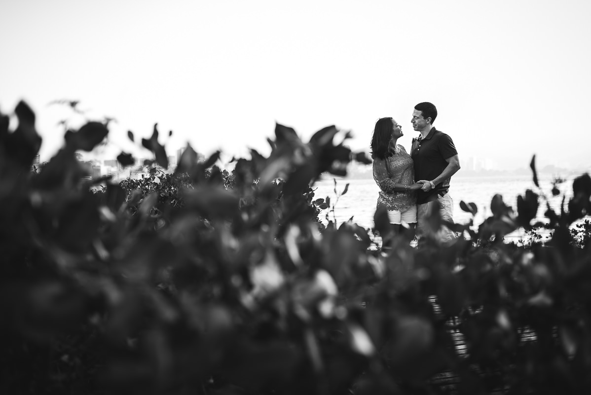 Casal de noivos Priscila e Vitor, em momento romântico na Lagoa Rodrigo de Freitas, Rio de Janeiro - RJ.