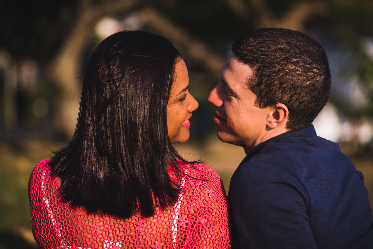 Casal de noivos Priscila e Vitor, em momento romântico na Lagoa Rodrigo de Freitas, Rio de Janeiro - RJ.