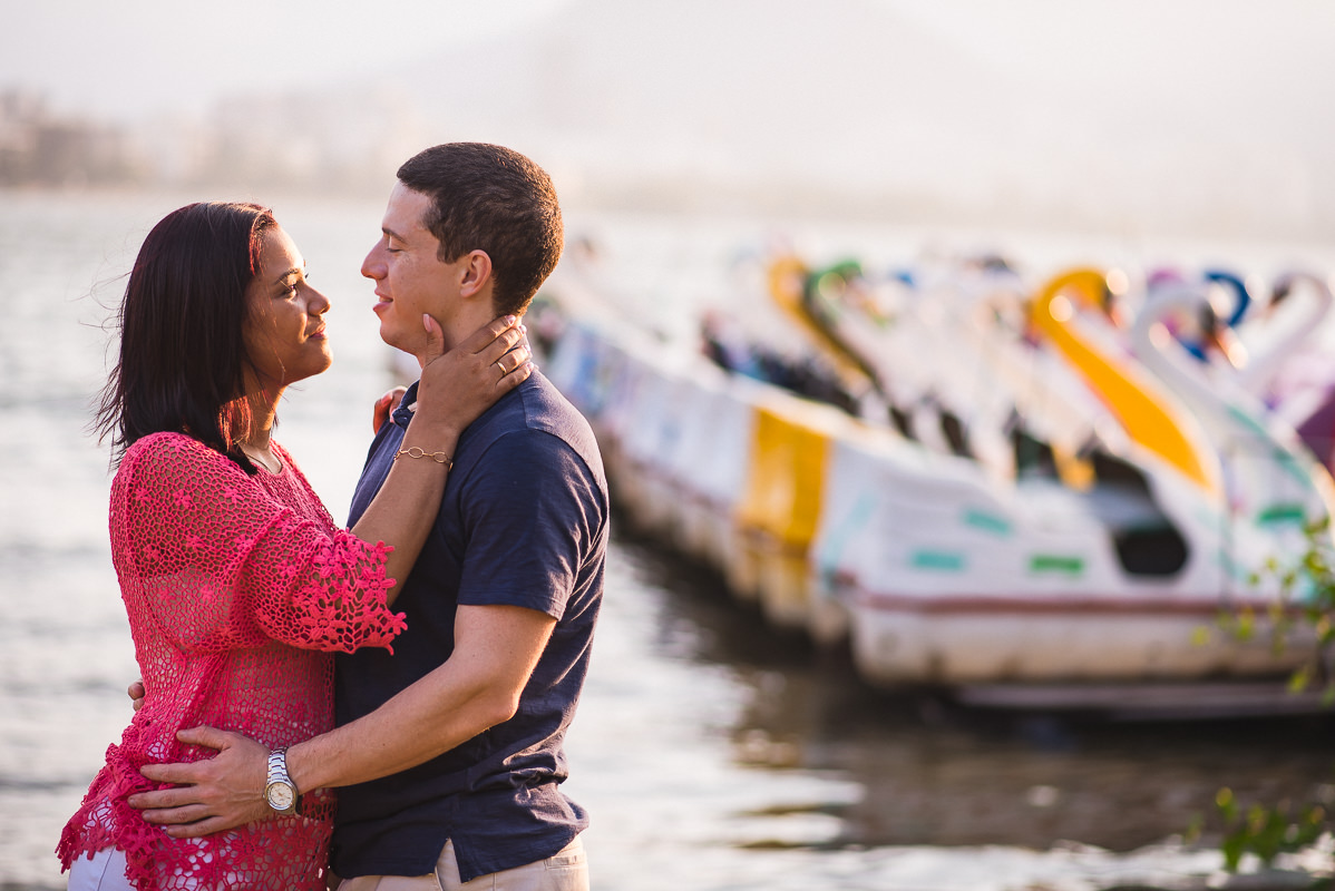 Casal de noivos Priscila e Vitor, em momento romântico na Lagoa Rodrigo de Freitas, Rio de Janeiro - RJ.
